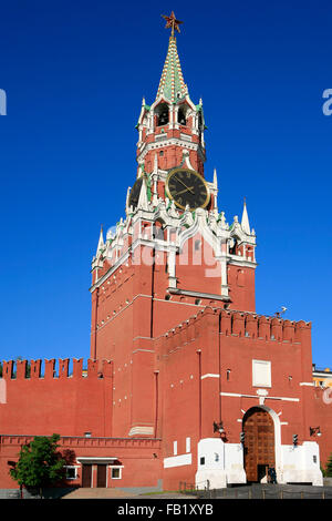 Der Erlöser-Turm oder Spasskaya Tower (1491) im Kreml in Moskau, Russland Stockfoto