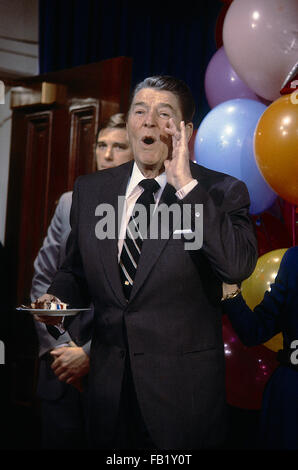 Washington, DC, USA, 6. Februar 1987 Präsident Ronald Reagan feiert seinen Geburtstag im Zimmer 450 OEOB.  Bildnachweis: Mark Reinstein Stockfoto