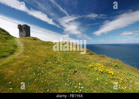 Moher Turm bei Hag es Head in der Nähe von Liscannor, Cliffs of Moher, County Clare, Irland Stockfoto