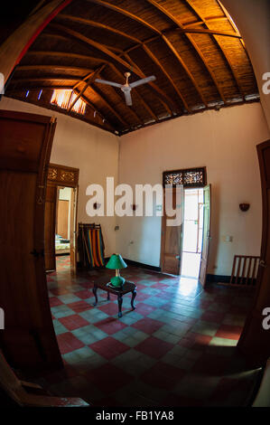 Innenraum der alten Kolonialhaus mit Decke und Fliesen Holzboden Stockfoto