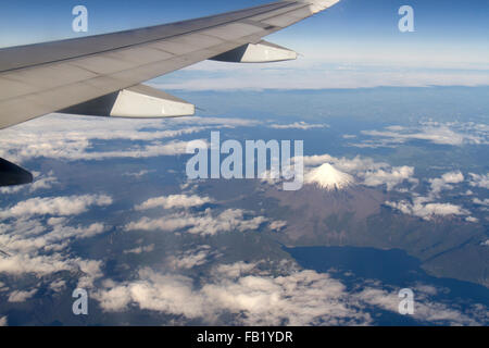 Flugzeugflügel im Himmel über Patagonien, Chile mit Schnee beklebt Gipfeln der Anden und Gletscherseen. Stockfoto