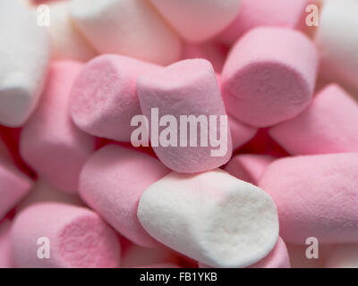 Eine Nahaufnahme von rosa und weißen Mini Marshmallows Stockfoto