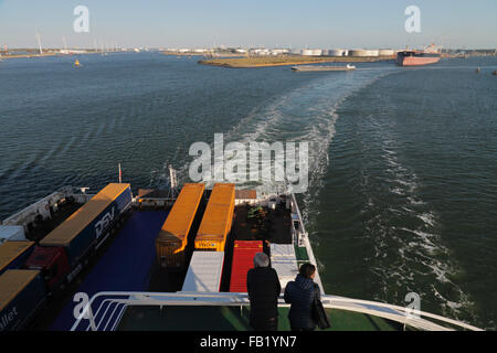 verlassen den Hafen von Rotterdam mit der Fähre nach Hull, Niederlande Stockfoto