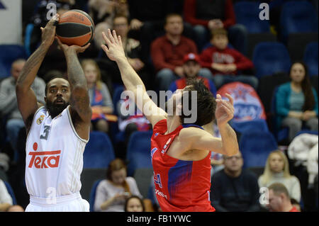 Moskau, Russland. 7. Januar 2016. K.c. Flüsse von Real (L) wetteifert mit Milos Teodosic (R) von CSKA während Basketball Euroleague Top 16 Matches zwischen Russlands ZSKA Moskau und Spaniens Real Madrid in Moskau, 7. Januar 2016. CSKA gewann 95-81. Bildnachweis: Pavel Bednyakov/Xinhua/Alamy Live-Nachrichten Stockfoto