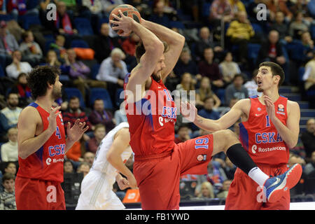 Moskau, Russland. 7. Januar 2016. Milos Teodosic, Joel Freeland und Nando De Colo (L-R) von CSKA konkurrieren während Basketball Euroleague Top 16 Übereinstimmung zwischen Russlands ZSKA Moskau und Spaniens Real Madrid in Moskau, 7. Januar 2016. CSKA gewann 95-81. Bildnachweis: Pavel Bednyakov/Xinhua/Alamy Live-Nachrichten Stockfoto