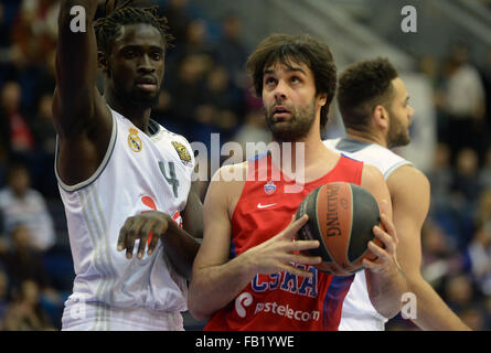 Moskau, Russland. 7. Januar 2016. Milos Teodosic of CSKA (R) wetteifert mit Maurice Ndour (L) der realen während Basketball Euroleague Top 16 Matches zwischen Russlands ZSKA Moskau und Spaniens Real Madrid in Moskau, 7. Januar 2016. CSKA gewann 95-81. Bildnachweis: Pavel Bednyakov/Xinhua/Alamy Live-Nachrichten Stockfoto