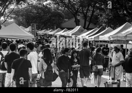 Massen besuchen Bauernmarkt am Kapiolani Community College. Schwarz / weiß Bild. Stockfoto