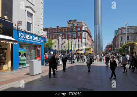 Tourismusbüro in der Henry Street und Spire Denkmal im Hintergrund, Dublin, Irland Stockfoto