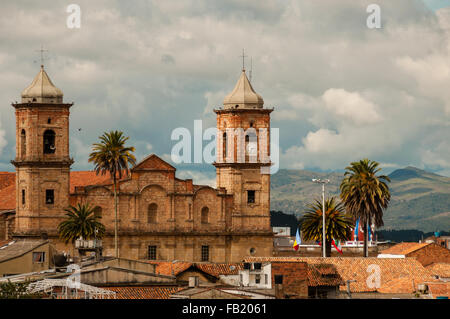 Alten kolonialen Steinkirche mit Dächern und Palme in der Nähe von Bogota Stockfoto