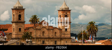 Alten kolonialen Steinkirche mit Dächern und Palme in der Nähe von Bogota Stockfoto