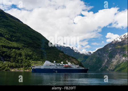 Kreuzfahrtschiff in den Geirangerfjord, Norwegen Stockfoto