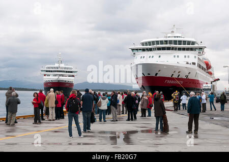 Touristische warten Hurtigruten Kreuzfahrtschiffe in Molde, Norwegen Stockfoto