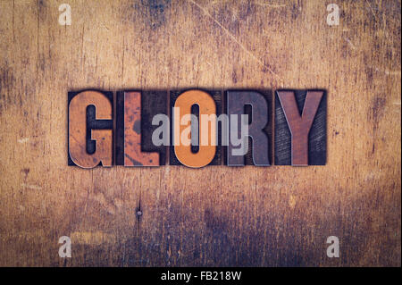 Das Wort "Ehre" in schmutzigen Vintage Buchdruck Typ auf einem alten hölzernen Hintergrund geschrieben. Stockfoto