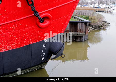 Wasserlinie des Lightship Overfalls, heute ein Museumsschiff, an seinem Dock in Lewes, Delaware. Stockfoto