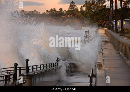 Montecito, Kalifornien, USA. 7. Januar 2016. El Nino Wellen angetrieben Pfund die Wand Strand bei Sonnenaufgang vor dem Biltmore Hotel am Kanal Drive in Montecito, Kalifornien am Donnerstag Morgen 7. Januar 2016. 7. Januar 2016. Foto: Mike Eliason Credit: Mike Eliason/ZUMA Draht/Alamy Live-Nachrichten Stockfoto