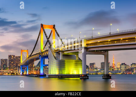 Tokio, Japan an der Rainbow Bridge überspannt die Bucht von Tokio. Stockfoto