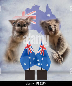 Zwei australische Schreibtisch Fahnen, Koala und Känguru mit Karte von Australien im Hintergrund. Australische nationale Symbole auf lackierten co Stockfoto