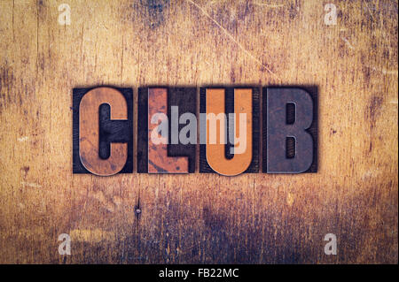 Das Wort "Club" in schmutzigen Vintage Buchdruck Typ auf einem alten hölzernen Hintergrund geschrieben. Stockfoto