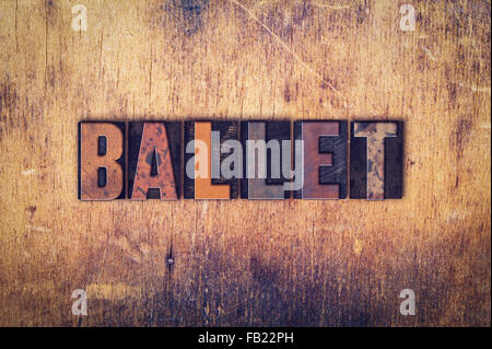 Das Wort "Ballet" in schmutzigen Vintage Buchdruck Typ auf einem alten hölzernen Hintergrund geschrieben. Stockfoto