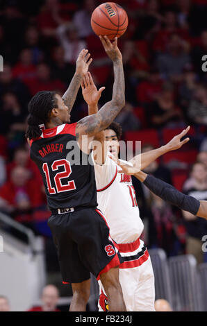 Raleigh, North Carolina, USA. 7. Januar 2016. ANTHONY BARBER (12) der North Carolina State Shootings für den Korb gegen RAYMOND SPALDING (13) von Louisville. Die North Carolina State University Wolfpack gehostet Louisville Cardinals in der PNC Arena in Raleigh, NC-Credit: Fabian Radulescu/ZUMA Draht/Alamy Live News Stockfoto