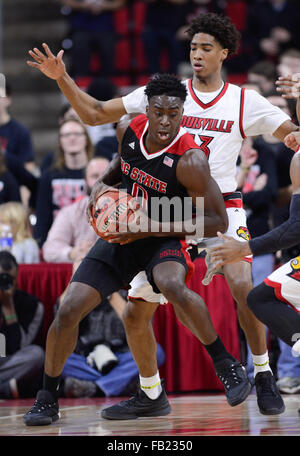 Raleigh, North Carolina, USA. 7. Januar 2016. ABDUL-MALIK ABU (0) der North Carolina State University auf der Suche nach einem Schuss in den Korb gegen RAYMOND SPALDING (13) von Louisville. Die North Carolina State University Wolfpack gehostet Louisville Cardinals in der PNC Arena in Raleigh, NC-Credit: Fabian Radulescu/ZUMA Draht/Alamy Live News Stockfoto