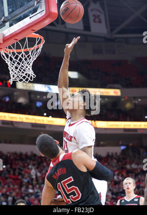 Raleigh, North Carolina, USA. 7. Januar 2016. RAYMOND SPALDING (13) der Louisville erhält einen 2-Punkt-Korb gegen CODY MARTIN (15) der North Carolina State University. Die North Carolina State University Wolfpack gehostet Louisville Cardinals in der PNC Arena in Raleigh, NC-Credit: Fabian Radulescu/ZUMA Draht/Alamy Live News Stockfoto