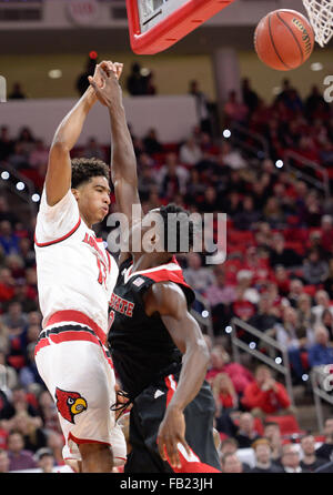 Raleigh, North Carolina, USA. 7. Januar 2016. RAYMOND SPALDING (13) der Louisville bekommt von ABDUL-MALIK ABU (0) der North Carolina State gefoult. Die North Carolina State University Wolfpack gehostet Louisville Cardinals in der PNC Arena in Raleigh, NC-Credit: Fabian Radulescu/ZUMA Draht/Alamy Live News Stockfoto