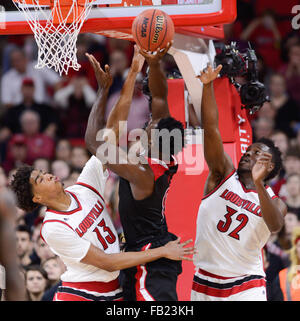Raleigh, North Carolina, USA. 7. Januar 2016. ABDUL-MALIK ABU, Zentrum, der North Carolina State erhält einen 2-Punkt-Korb gegen RAYMOND SPALDING (13) und CHINANU ONUAKU (32) von Louisville. Die North Carolina State University Wolfpack gehostet Louisville Cardinals in der PNC Arena in Raleigh, NC-Credit: Fabian Radulescu/ZUMA Draht/Alamy Live News Stockfoto