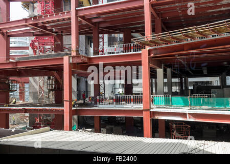 Die Arbeiter auf der Baustelle eines Hochhauses in Kuala Lumpur, Malaysia Stockfoto