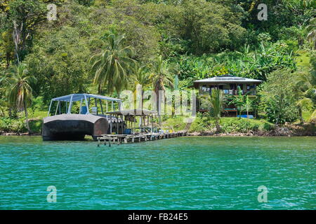 Tropische Küste mit einem off-Grid Haus und seltsame Boot im Dock auf einer Insel an der karibischen Küste von Panama in Mittelamerika Stockfoto