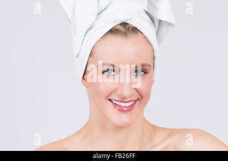 Schöne Frau nach der Dusche mit weißen Tuch auf dem Kopf gewickelt Stockfoto