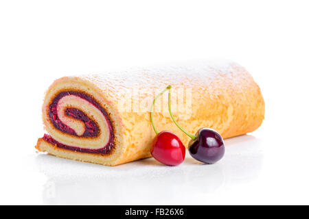 Roll mit Beeren Kirsche ist isoliert auf weißem Hintergrund, Nahaufnahme Stockfoto