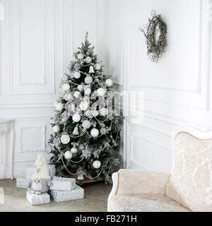 Geschenke unter dem Weihnachtsbaum. Weihnachten Hintergrund. Weihnachtsbaum in weiß gehalten Stockfoto