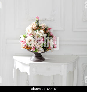 schön und zart Bouquet von Butterblumen und Rose in einer Zink-Vase auf dem Tisch im weißen Innenleben Stockfoto