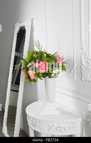 künstliche rosa Pfingstrosen in einer Keramikvase Stockfoto