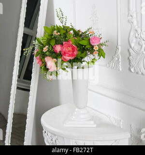 künstliche rosa Pfingstrosen in einer Keramikvase Stockfoto