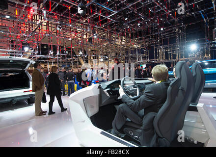 Las Vegas, USA. 7. Januar 2016. Teilnehmer zeigen ein smart Dashboards am Audi-Stand während der 2016 Consumer Electronics Show (CES) in Las Vegas, Nevada, USA, 7. Januar 2016. Bildnachweis: Yang Lei/Xinhua/Alamy Live-Nachrichten Stockfoto