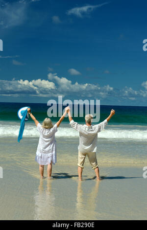 Älteres Ehepaar am Strand mit Blick aufs Meer Stockfoto