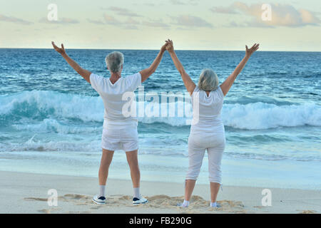 Älteres Ehepaar am Strand mit Blick aufs Meer Stockfoto