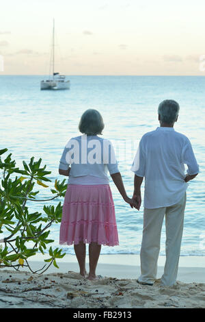 Älteres Ehepaar am Strand mit Blick aufs Meer Stockfoto