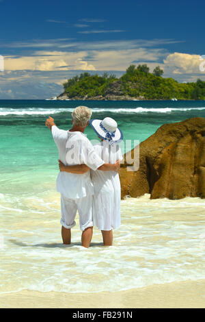 Älteres Ehepaar am Strand mit Blick aufs Meer Stockfoto