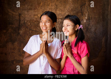 Zwei junge Mädchen Myanmar in einer betenden Geste. Stockfoto