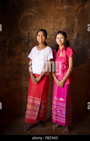 In voller Länge Portrait schöne traditionelle Myanmar Mädchen lächelnd. Stockfoto