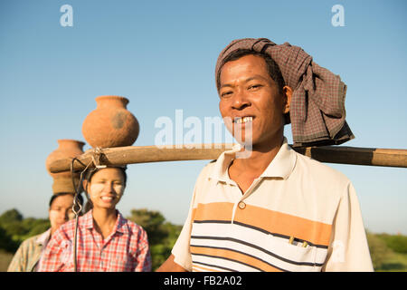 Porträt der Gruppe asiatische birmanischen traditionelle Bauern tragen Tontöpfe auf Kopf, Bagan, Myanmar Stockfoto