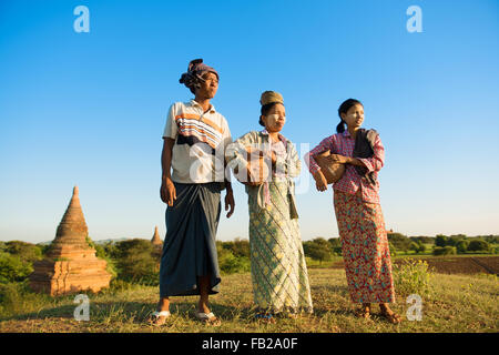 Gruppe der asiatischen birmanischen traditionelle Bauern tragen Tontöpfe wieder nach Hause gehen, Bagan, Myanmar Stockfoto