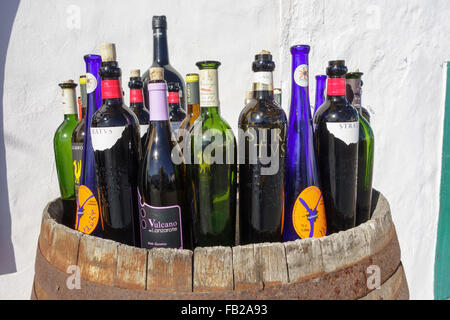 Spanien, Lanzarote, Teguise. Externe Anzeige von lokal produzierten Flaschen Wein zu verkaufen. Stockfoto
