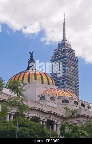 Palacio de Las Bellas Artes (Palace of Fine Arts) in den Vordergrund in Mexiko-Stadt, Südamerika Stockfoto