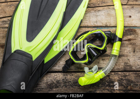 Schnorchelausrüstung auf Holz Hintergrund. Flossen, Maske und Schnorchel Top View-Bild Stockfoto