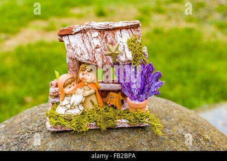 lebendige Farben ein Weihnachten Krippe, der seligen Jungfrau Maria und St. Joseph wachen über die Heiligen Jesuskind Stockfoto