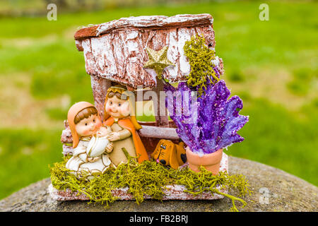 lebendige Farben ein Weihnachten Krippe, der seligen Jungfrau Maria und St. Joseph wachen über die Heiligen Jesuskind Stockfoto